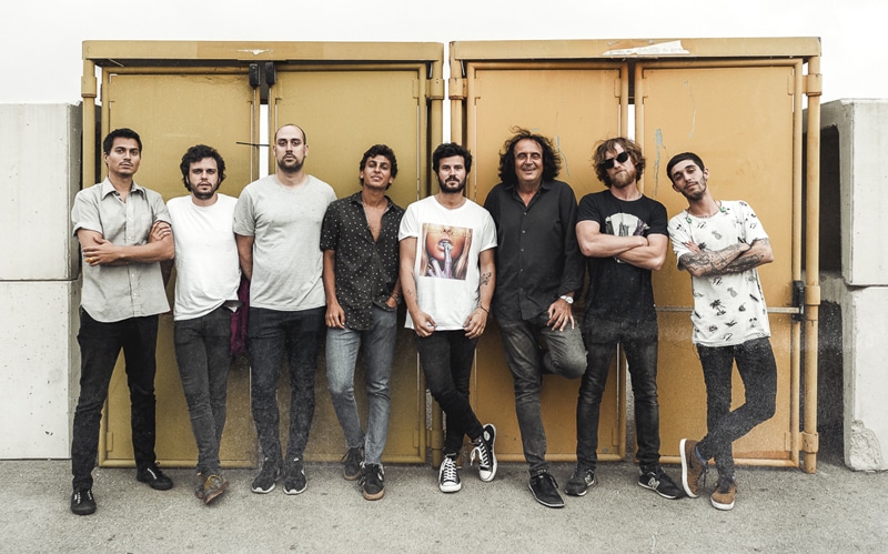 Taburete: "Cuando empezamos no esperábamos nada" - Taburete se formó en 2015 en Madrid, de la mano de Guillermo “Willy” Bárcenas, Antón Carreño y Joaquín “Jokin” Gasset. Son, a decir verdad, una banda nueva. Sin embargo, ya desde el principio tuvieron un éxito arrasador: arrancaron llenando algunas de las salas más emblemáticas de España y Latinoamérica; y hoy, a apenas cuatro años de su formación, están nominados para los Latin Grammys en una terna en la que compiten contra tanques la talla de Andrés Calamaro o David Lebón. Taburete