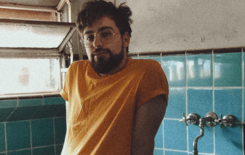 Taro lanza su primer single, "2 mil noches" - Lautaro Barceló acaba de presentar su nuevo single "2 mil noches", que juega el rol fundamental de carta de presentación, ya que antecede al lanzamiento de su primer disco como solista tras la disolución de su banda de funk rock Carga Viva, con quienes editó tres discos: No puedo parar (2014), Opinólogos Virtuales (2017) y Guita (2019). Taro