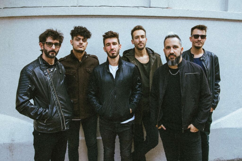 Todos Los Martes presenta su debut discográfico - Oriundos de Avellaneda y con apenas un año de formación, Todos los martes lanzó su primer álbum, "Gente en transición", compuesto, grabado y producido íntegramente por la banda, y masterizado por Eduardo Bergallo en Puro Mastering. Todos Los Martes
