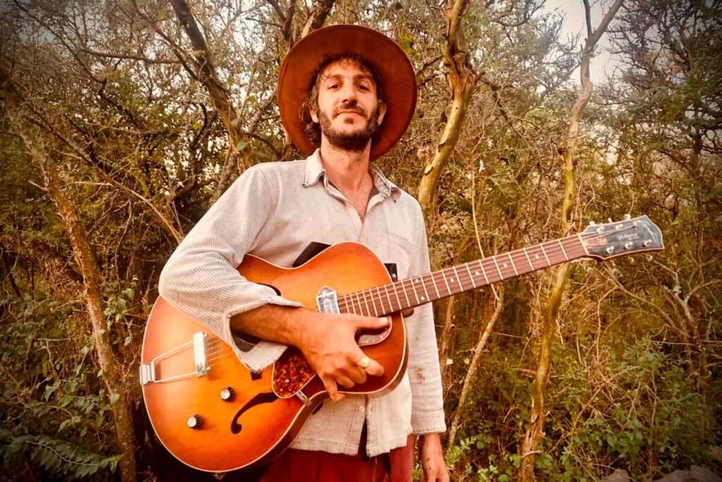 Tuto Petruzzi: “No estamos tan bien” - El músico argentino lanzó su tercer álbum, grabado durante cinco días de corrido en enero de este año con una dosis de espontaneidad, frescura y cierta mirada crítica en sus letras hacia la vida moderna. Tuto Petruzzi