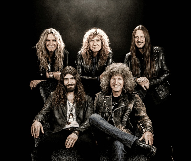 Whitesnake: "Con ‘Flesh & Blood’ sufrimos muchas frustraciones" - “Si estás escribiendo con David Coverdale, todo lo que sugieras tiene que salir en el primer o segundo intento. Sino, va a dejar de prestarte atención. A él no le gusta forzar las cosas”, dice Joel Hoekstra, el flamante guitarrista de Whitesnake desde 2014. Y aunque pareciera poco tiempo, para el grupo es un montón, siendo tantos los miembros que se fueron y vinieron. Whitesnake