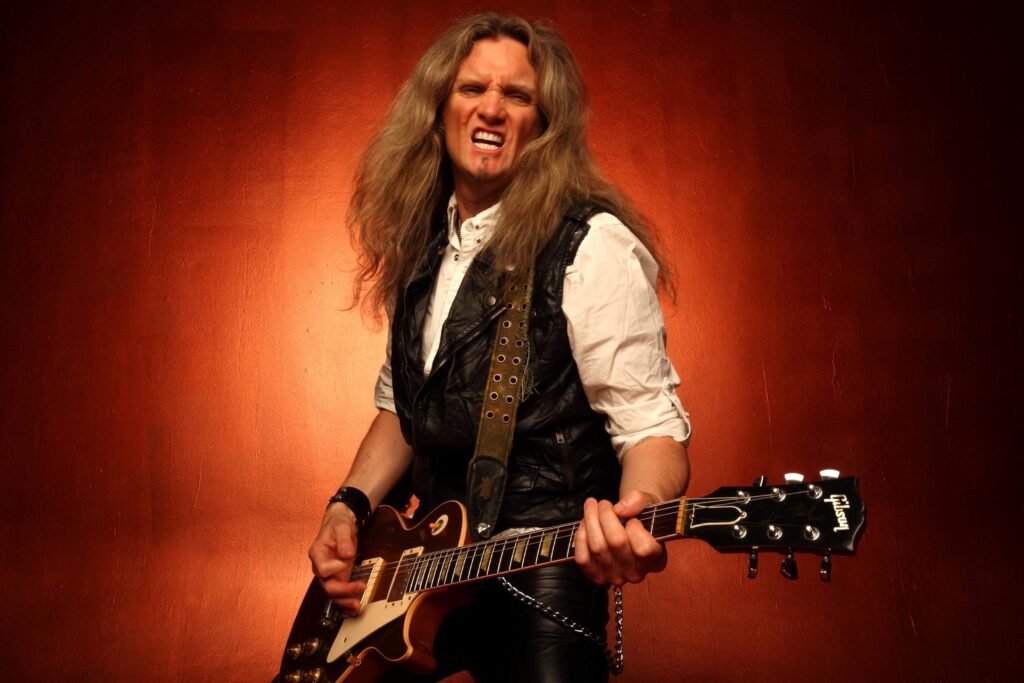 Whitesnake: "Con ‘Flesh & Blood’ sufrimos muchas frustraciones" - “Si estás escribiendo con David Coverdale, todo lo que sugieras tiene que salir en el primer o segundo intento. Sino, va a dejar de prestarte atención. A él no le gusta forzar las cosas”, dice Joel Hoekstra, el flamante guitarrista de Whitesnake desde 2014. Y aunque pareciera poco tiempo, para el grupo es un montón, siendo tantos los miembros que se fueron y vinieron. Whitesnake