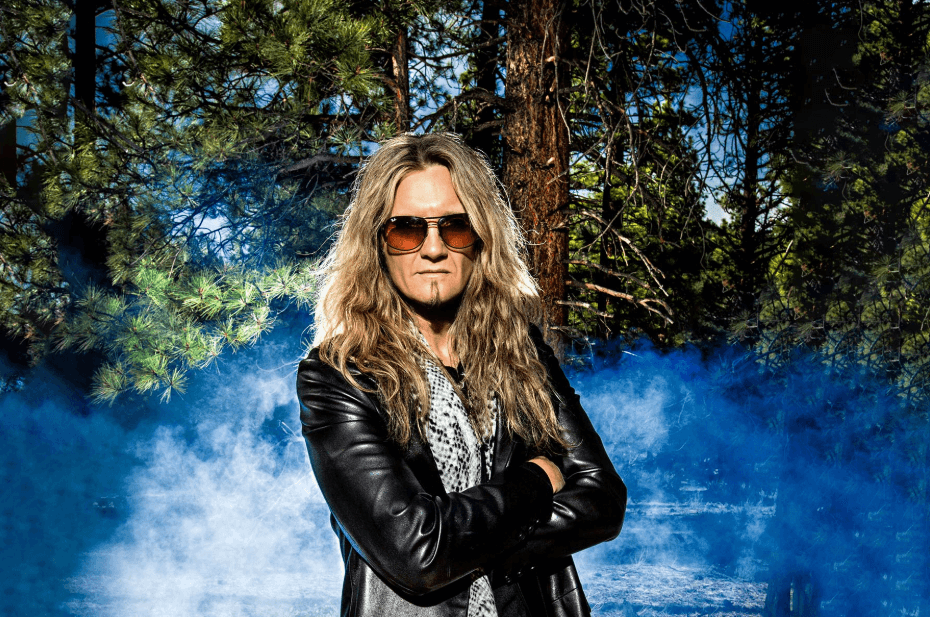 Whitesnake: "Con ‘Flesh & Blood’ sufrimos muchas frustraciones" - “Si estás escribiendo con David Coverdale, todo lo que sugieras tiene que salir en el primer o segundo intento. Sino, va a dejar de prestarte atención. A él no le gusta forzar las cosas”, dice Joel Hoekstra, el flamante guitarrista de Whitesnake desde 2014. Y aunque pareciera poco tiempo, para el grupo es un montón, siendo tantos los miembros que se fueron y vinieron. Whitesnake