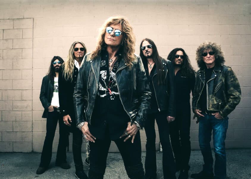 Whitesnake: "Con ‘Flesh & Blood’ sufrimos muchas frustraciones" - “Si estás escribiendo con David Coverdale, todo lo que sugieras tiene que salir en el primer o segundo intento. Sino, va a dejar de prestarte atención. A él no le gusta forzar las cosas”, dice Joel Hoekstra, el flamante guitarrista de Whitesnake desde 2014. Y aunque pareciera poco tiempo, para el grupo es un montón, siendo tantos los miembros que se fueron y vinieron. Whitesnake