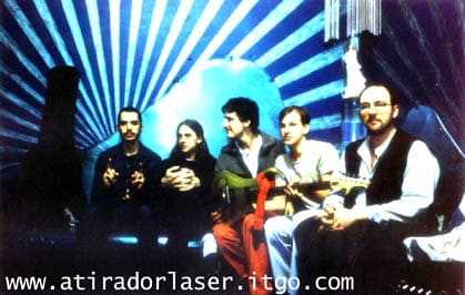 A-Tirador Láser - Nahuel Vecino y Lucas Martí, amigos de la infancia, comenzaron a tocar juntos desde los 12 años. En 1994 nació A-Tirador Láser, como banda soporte del grupo del hermano de Nahuel. A-Tirador Láser
