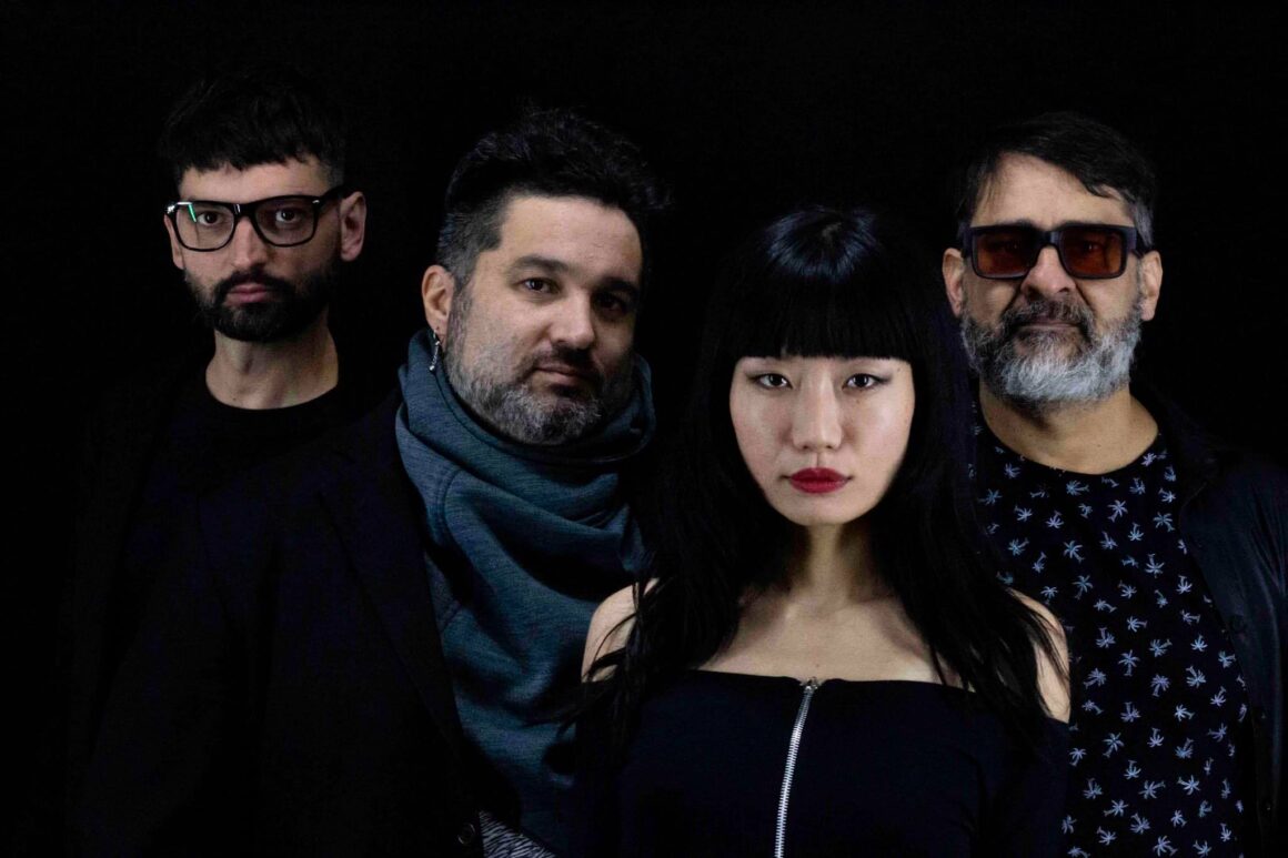 Adicta - Adicta, formada en 1999 en La Plata, fusiona diversos estilos musicales, incluyendo el pop, el rock, el electropop y la música electrónica. Se caracteriza por jugar con atmósferas melancólicas, que se reflejan tanto en su música como en sus letras. adicta 01