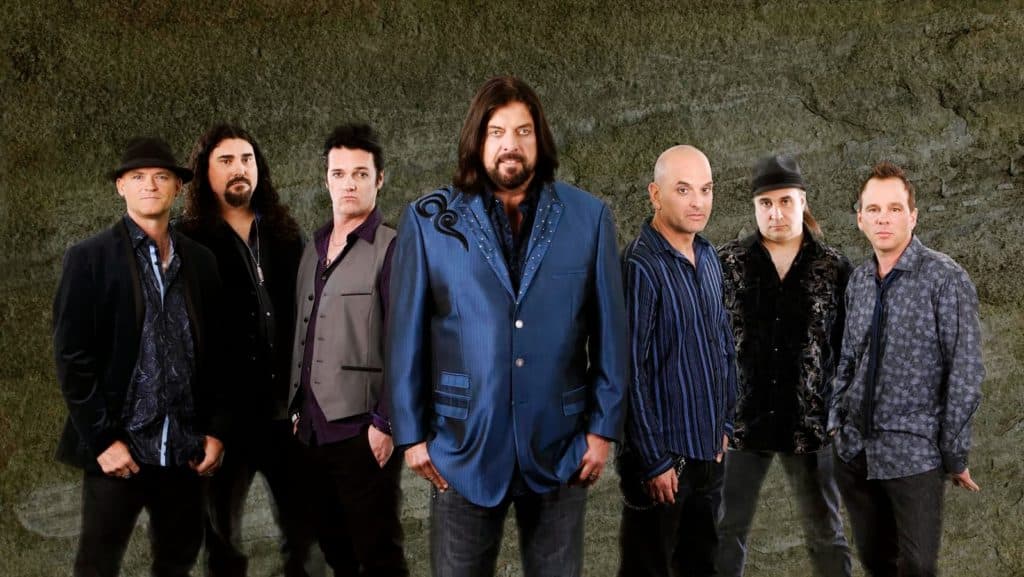 Alan Parsons: "Muchos sellos me proponen grabar, pero no tengo material" - -Sí. Pero si te fijás, el Alan Parsons Project fue siempre eso. A algunos los llamamos más de una vez, como por ejemplo a Colin Blunstone –cantó en "Old and wise"- y a Lenny Zakatek –que estuvo en "Damned if I do" y "Games people play"-. Pero pasó un montón de tiempo desde el último disco de ese proyecto, ¿sabés? Fue en 1987. Hay muchos artistas jóvenes a los que podría llamar, y estoy más emocionado por trabajar con ellos. Alan Parsons