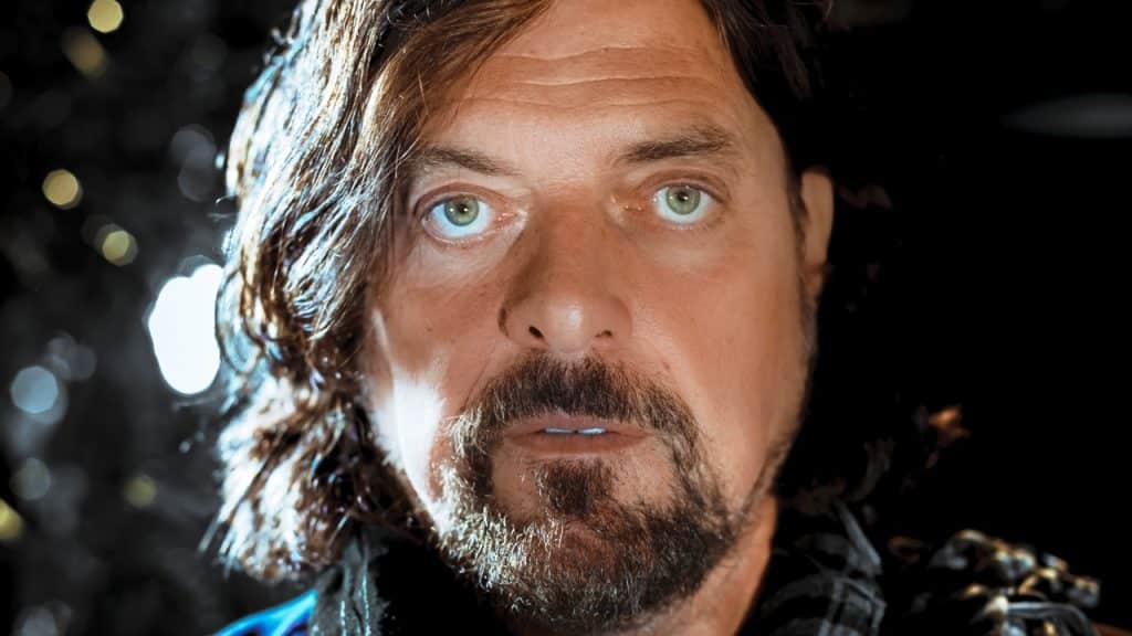 Alan Parsons: "Muchos sellos me proponen grabar, pero no tengo material" - -Sí. Pero si te fijás, el Alan Parsons Project fue siempre eso. A algunos los llamamos más de una vez, como por ejemplo a Colin Blunstone –cantó en "Old and wise"- y a Lenny Zakatek –que estuvo en "Damned if I do" y "Games people play"-. Pero pasó un montón de tiempo desde el último disco de ese proyecto, ¿sabés? Fue en 1987. Hay muchos artistas jóvenes a los que podría llamar, y estoy más emocionado por trabajar con ellos. Alan Parsons