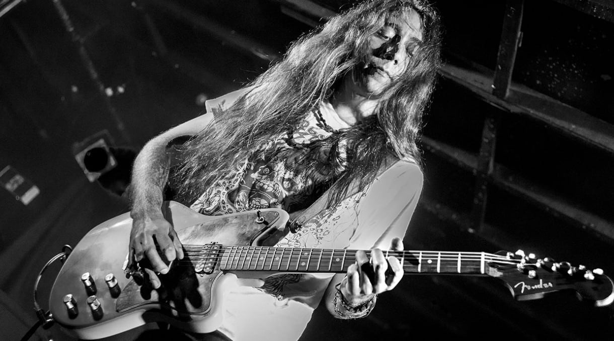 Alcest en The Roxy: Francia nos ganó una vez más - La banda de black metal y post rock tocó el martes en Buenos Aires, cuatro años después de su última visita. Esta vez, el eje estuvo puesto en "Kodama" (2016)."¡Felicitaciones por la victoria de hoy!", dice Neige, el líder y alma máter de Alcest, antes de tocar el tercer tema de la noche, "Je suis d’ailleurs". El cantante se refiere al partido entre Argentina y Nigeria, que se llevó hace unas horas y que le permite a nuestro país llegar a los octavos de final. "De hecho, el sábado vamos a enfrentarnos", agrega entre risas el francés. Alcest. Foto de prensa