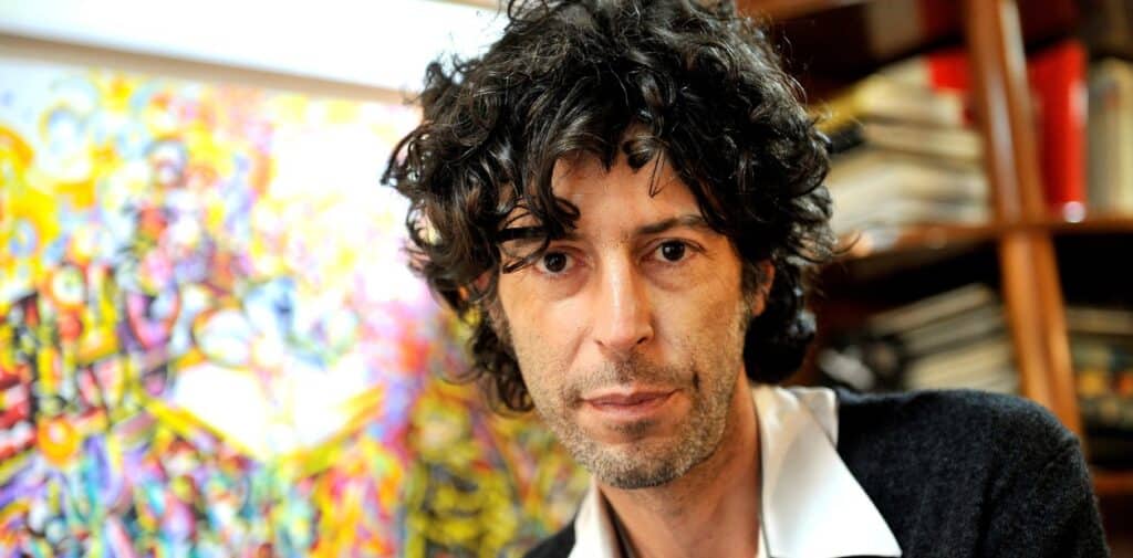 Andy Chango - Andy Chango nació en Buenos Aires el 27 de junio de 1970 como Andrés Fejerman, pero mutó su nombre cuando decidió encarar su carrera solista. Andy de Andrés y Chango de Superchango, la banda que formó con sus amigos Juan Pablo Absatz en guitarra y voz; Pol Medina en voz, guitarra y piano; Gabriel Boluntieri en bajo y Adrián Maisano en batería y que, en el año 1996, grabó lo que iba a ser su primer y último disco titulado "Superchango". En un principio iba llevar el nombre de "Convulsiones de la infancia", nombre extraído de una trilogía de libros que habían escrito los padres de Andy y Pol, dos neurólogos muy reconocidos, pero luego optaron por titularlo con el nombre de la banda. Andy Chango. Foto: Maxi Failla