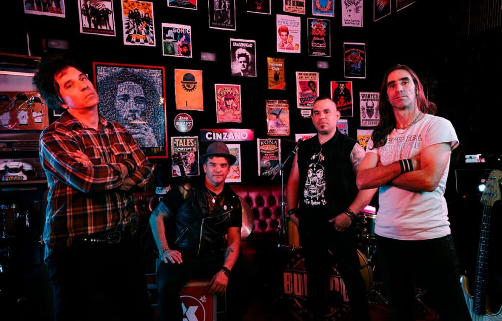 Bulldog - El demo cinta editado en forma artesanal en cassette en el año 1991 “Cementerio Punk” (se convirtió años después en una figurita difícil y muy buscada por sus fanáticos) llegó a Buenos Aires y a otras ciudades del país y de esa forma Bulldog comenzó a moverse y a participar en grandes festipunks muy comunes por esa época y a codearse con las bandas mas convocantes de ese momento, forjando r su propio camino. Bulldog