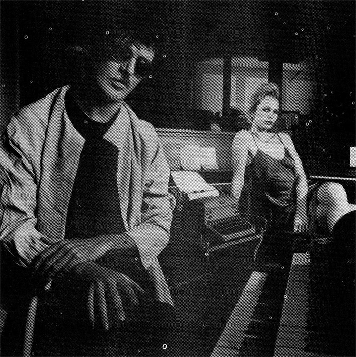 Charly, símbolo de paz - Siempre es un evento. Cuando Charly García edita un nuevo disco el ambiente se convulsiona y hasta algunas veces sus nuevos conceptos cambian los rumbos de la historia del rock local. Grabado en Buenos Ares, Río de Janeiro y Nueva York, "Parte de la Religión" — el cuarto álbum solista de García— es el disco más García de todos los de García. Esta contenido y algunas apreciaciones de su propio autor. charly 1 1