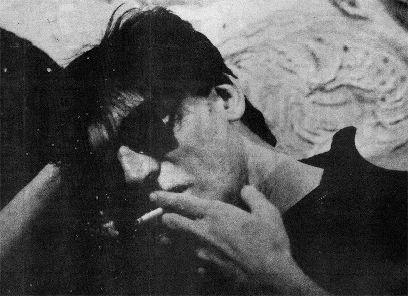 Charly, símbolo de paz - Siempre es un evento. Cuando Charly García edita un nuevo disco el ambiente se convulsiona y hasta algunas veces sus nuevos conceptos cambian los rumbos de la historia del rock local. Grabado en Buenos Ares, Río de Janeiro y Nueva York, "Parte de la Religión" — el cuarto álbum solista de García— es el disco más García de todos los de García. Esta contenido y algunas apreciaciones de su propio autor. charly 2 1