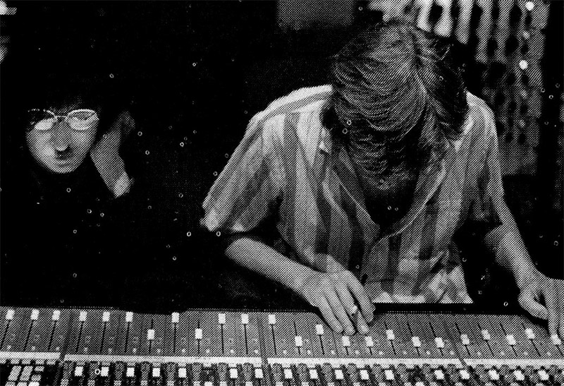 Charly, símbolo de paz - Siempre es un evento. Cuando Charly García edita un nuevo disco el ambiente se convulsiona y hasta algunas veces sus nuevos conceptos cambian los rumbos de la historia del rock local. Grabado en Buenos Ares, Río de Janeiro y Nueva York, "Parte de la Religión" — el cuarto álbum solista de García— es el disco más García de todos los de García. Esta contenido y algunas apreciaciones de su propio autor. charly 3 1