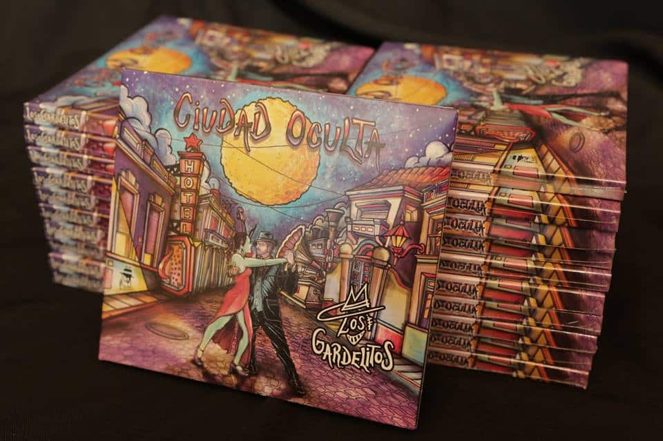 Discos: "Ciudad oculta", de Los Gardelitos - Seis años tuvieron que pasar para que Los Gardelitos vuelvan a editar un disco, que gentilmente fue posteado luego en YouTube. Este regreso se dio un 25 de mayo; fecha para nada librada al azar ya que fue el día calendario en el que la banda había debutado en Ciudad Oculta, hace ya casi 20 años. Precisamente con el nombre de ese populoso barrio porteño, el grupo bautizó a su más reciente retoño. Los Gardelitos