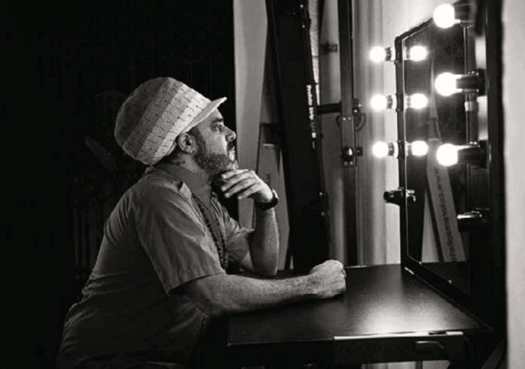 Sergio Colombo: un saxofonista que va de Bob Marley al Indio Solari - “Ser líder de una banda te ayuda a crecer como músico y también como persona”, sostiene el saxofonista, cantante y compositor Sergio Colombo. Con un prontuario que incluye a Los Cafres (“Era la banda que sonaba más jamaiquina, y tuve la suerte de tocar cinco años y grabar dos discos con ellos”), Mimi Maura y Dancing Mood, Colombo decidió armar El Natty Combo, un grupo de new roots, para mostrar sus canciones. “Lo que me pasa arriba del escenario es muy fuerte: ver la cara de emoción de la gente es algo que no me puedo borrar”, asegura. colombo