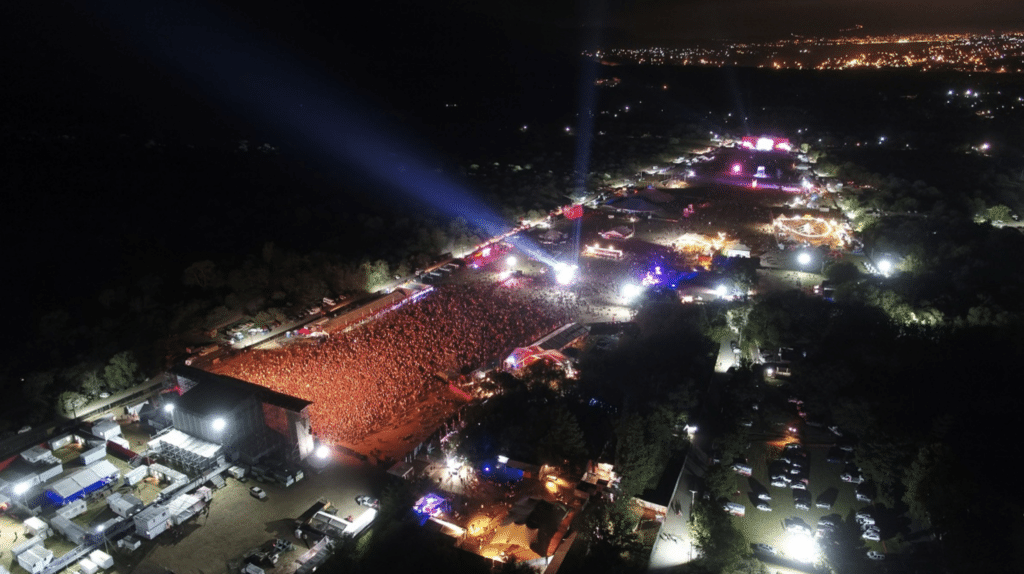 Cosquín Rock Latinoamérica - El público de alrededores de la provincia de Córdoba y la grilla de bandas de gran parte del país, hacen del Cosquín Rock el festival más federal de la Argentina. Pero, además, la edición 2020 se vuelve a nutrir de artistas de distintas partes de América Latina. Aquí cinco opciones para disfrutar entre el sábado 8 y domingo 9 de febrero en el predio del Aeródromo de Santa María de Punilla. Foto: Sepia Fotoagencia (@sepiafotoagencia)