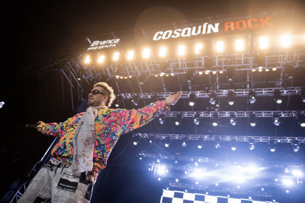 Cosquín Rock 2020: Día 1 - Cuando la tarde llegaba a su fin, casi a las 20, y tras los shows de Airbag y Las Pastillas del Abuelo ante una gran multitud que colmó el sector del Escenario Norte desde temprano, Divididos regresó al Cosquín Rock luego de quince años con una lista cargada de adrenalina que arrancó con "Cajita musical" y que tuvo un hit tras otro hasta el final: "Tengo", "El 38", "Salir a comprar", "Qué tal" (mechada con "La rubia tarada"), "Spaghetti del Rock", "Par mil", "Huelga de amores", "Amapola del 66", "Sucio y desprolijo", "Paisano de Hurlingham", "Ala delta" y "Crua Chan". Los Decadentes en Cosquín Rock. Foto: Catriel Remedi
