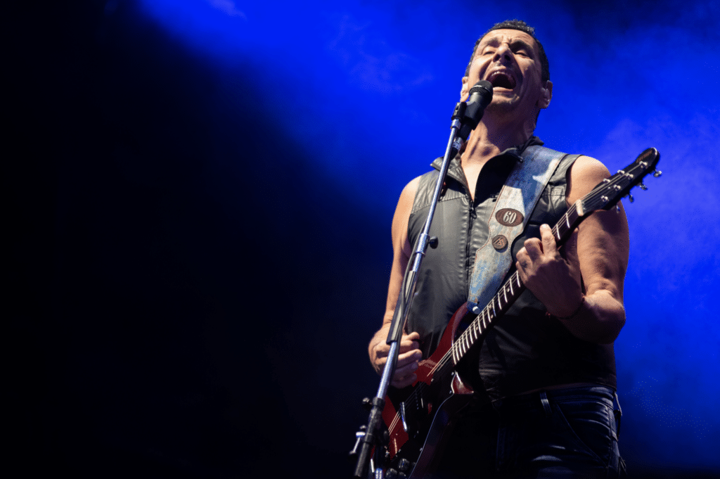 Cosquín Rock 2020: Día 1 - Cuando la tarde llegaba a su fin, casi a las 20, y tras los shows de Airbag y Las Pastillas del Abuelo ante una gran multitud que colmó el sector del Escenario Norte desde temprano, Divididos regresó al Cosquín Rock luego de quince años con una lista cargada de adrenalina que arrancó con "Cajita musical" y que tuvo un hit tras otro hasta el final: "Tengo", "El 38", "Salir a comprar", "Qué tal" (mechada con "La rubia tarada"), "Spaghetti del Rock", "Par mil", "Huelga de amores", "Amapola del 66", "Sucio y desprolijo", "Paisano de Hurlingham", "Ala delta" y "Crua Chan". Divididos en Cosquín Rock. Foto: Catriel Remedi