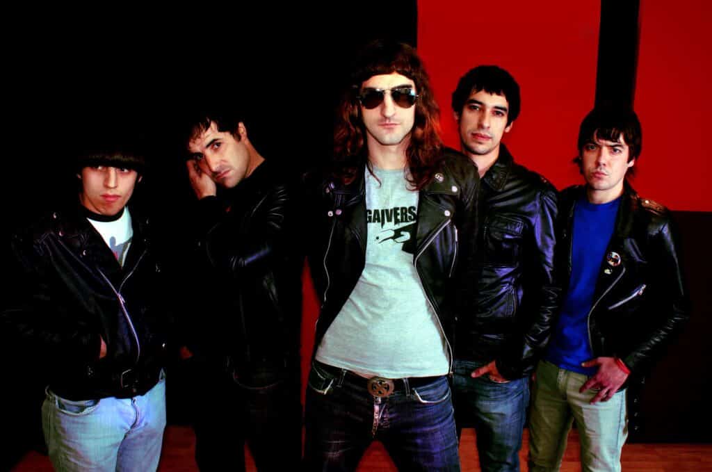 Expulsados - Expulsados es una banda de punk rock originaria de Banfield, en el sur del Gran Buenos Aires. Fundada en 1993, con su actitud rebelde y sonido enérgico, Expulsados ha contribuido al movimiento punk argentino con su presencia distintiva. Expulsados, 2013