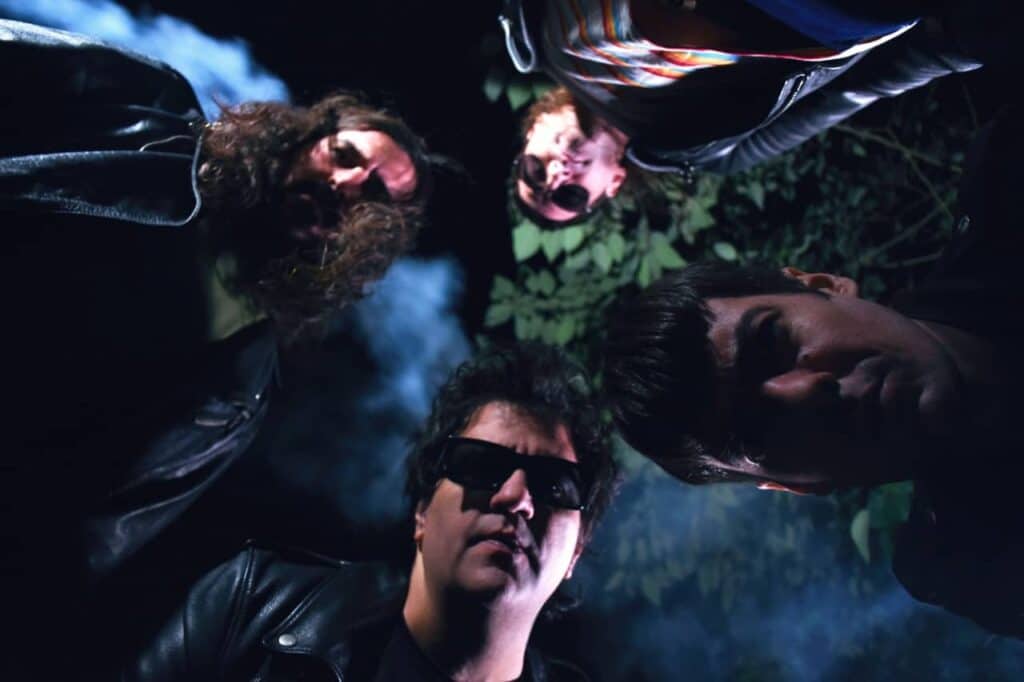 Expulsados - Expulsados es una banda de punk rock originaria de Banfield, en el sur del Gran Buenos Aires. Fundada en 1993, con su actitud rebelde y sonido enérgico, Expulsados ha contribuido al movimiento punk argentino con su presencia distintiva. Expulsados, 2023. Foto de prensa