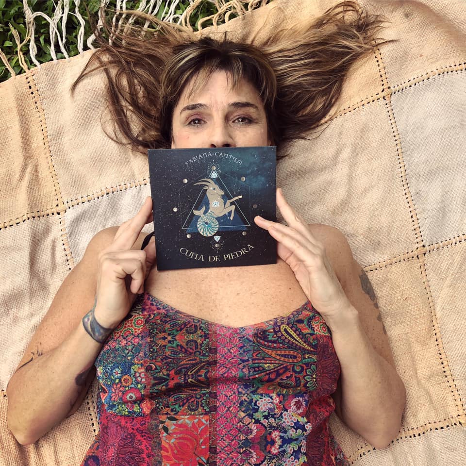 Fabiana Cantilo: "Estoy viviendo lo que merezco" - Canciones emotivas y sin red. Historias que parecen sacadas de sueños o recuerdos de vidas pasadas. Fabiana Cantilo se deja llevar por las estrellas para traernos "Cuna de piedra", su nuevo disco en que crece desde un lugar potente y sensible. Invitada especial al Lollapalooza Argentina de marzo próximo, logró 25 millones de reproducciones en Spotify durante 2019 y se impone como ícono de nuevas y viejas generaciones. Fabiana Cantilo