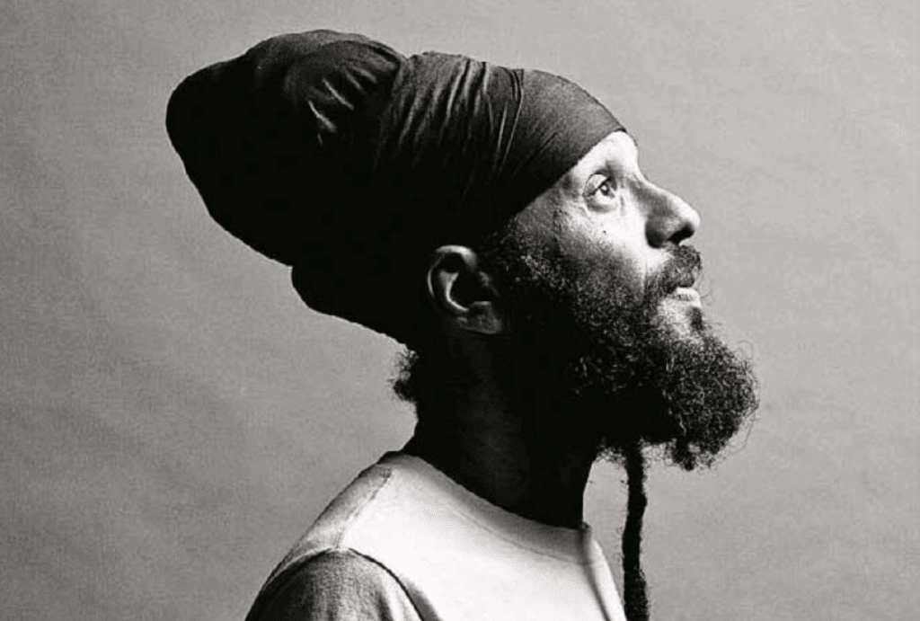 Fidel: perfil del primer rasta afro-argentino - "¿Una foto o un autógrafo?", pregunta Fidel Nadal, adelantándose al pedido de una señora de unos 70 años que se acerca para saludarlo. "No, te quiero dar un beso, yo te cuidaba cuando eras bebé", le contesta la mujer, mirándolo como si todavía fuera un nene. "Te llevaba con el cochecito a Plaza San Martín y eras tan lindo que todo el mundo se acercaba. ¡Qué alegría que te haya ido bien!" Fidel, más que conmovido, parece algo incómodo: se quiere matar porque esto le está pasando justo frente a un periodista. "A que eso lo ponés seguro", dice después, mientras caminamos unas cuadras hasta una placita. fidel