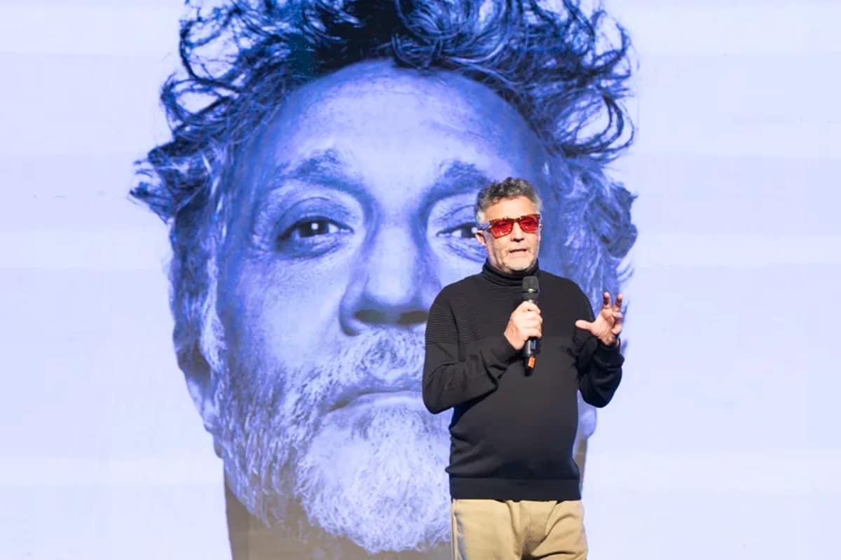 "EADDA9223": Fito Páez y la reinvención de "El amor después del amor" - "El amor después del amor" se lanzó originalmente el 1 de junio de 1992. 31 años después, los homenajes y las relecturas de esta obra continúan sin cesar. Fito Páez nos ha brindado una reimaginación de su icónico álbum en su nuevo disco, "EADDA9223", que contiene casi todos los elementos que conocemos de Páez desde "Del 63" hasta ahora. Este nuevo trabajo parece resumir toda su trayectoria y ha generado gran expectativa. Fito Páez presenta EADDA9223. Foto: Rodrigo Alonso/Sony Music