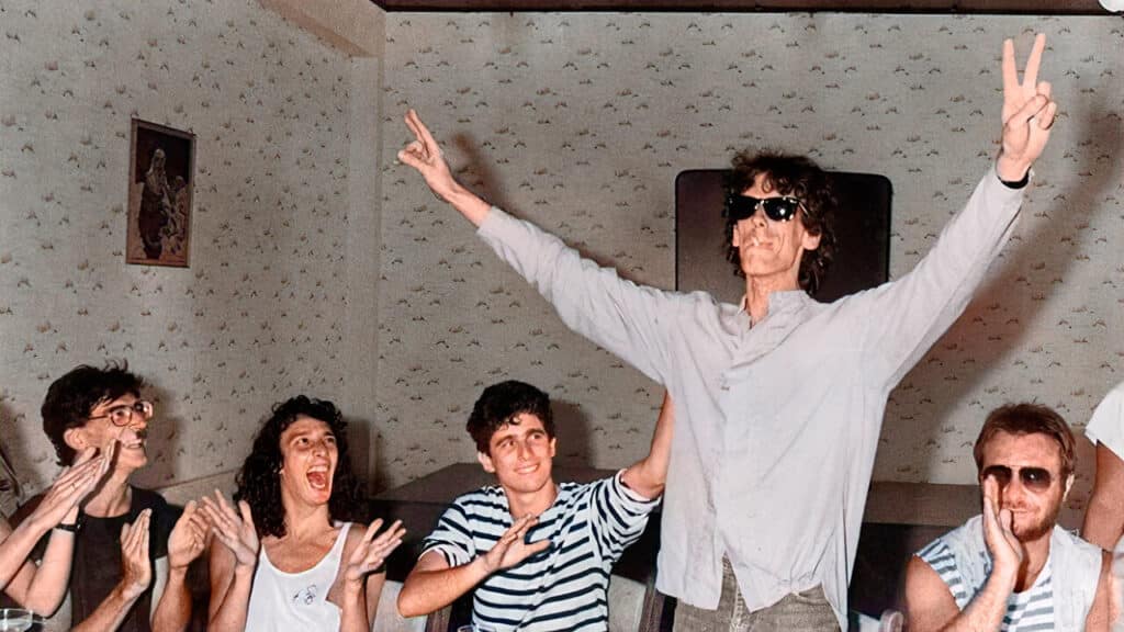 Restauran una foto histórica - Con inteligencia artificial, imaginación y mucha paciencia, el fotógrafo Matías Peralta restauró una imagen tomada por Andy Cherniavsky en 1984. La foto restaurada por Matías, sobre una original de Andy Cherniavsky