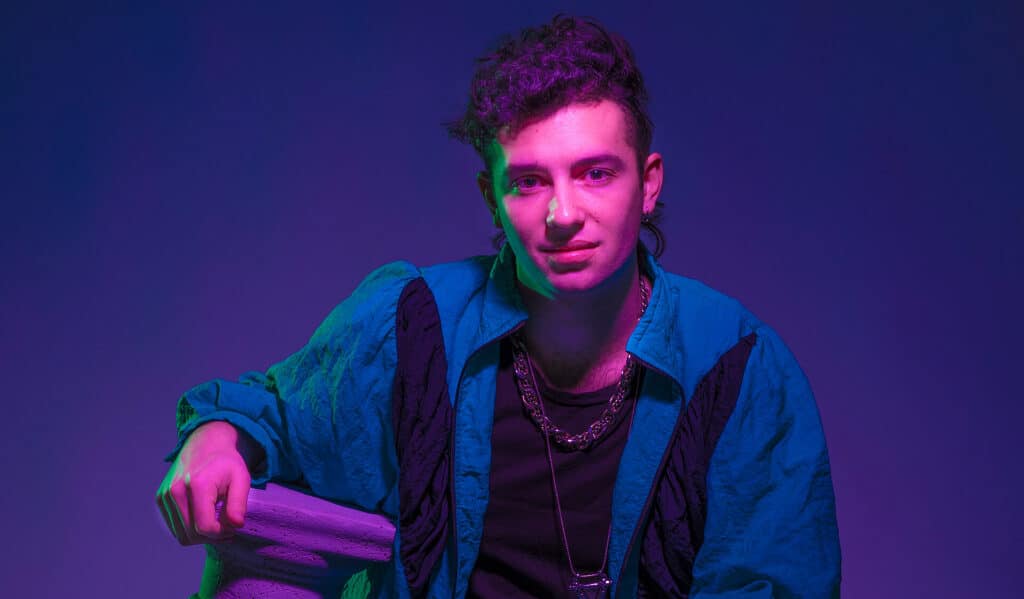 Ítalo: "La música es hermosa, vasta e inagotable" - "El futuro que deseo es una concepción y una sensación de vida", dice Ítalo, una de las voces de la nueva generación del pop argentino. "De todas formas, el tiempo es raro: no quiero pensarlo como un sueño, porque cada momento que pasa es una oportunidad de traer esa idea a algo real. Mi vida va… con sus altos y sus bajos, pero especialmente, estando cerca de mi deseo, de la compañía que me elija y la que yo también escoja. Disfrutar del instante se acerca más a dejar de hablarse, a estar en lo que decís, comés y tocás. Que no haya interferencias". Ítalo