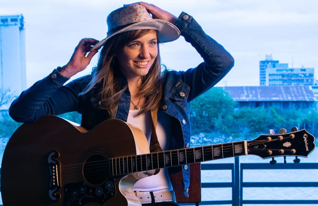 Janise: "Las historias que cuentan las canciones de ese género me resultan muy puras y directas" - Janise es una joven artista nacida en la provincia de Santa Fe que hace poco más de seis años decide formalizar su talento musical y transformarlo en canciones. Janise