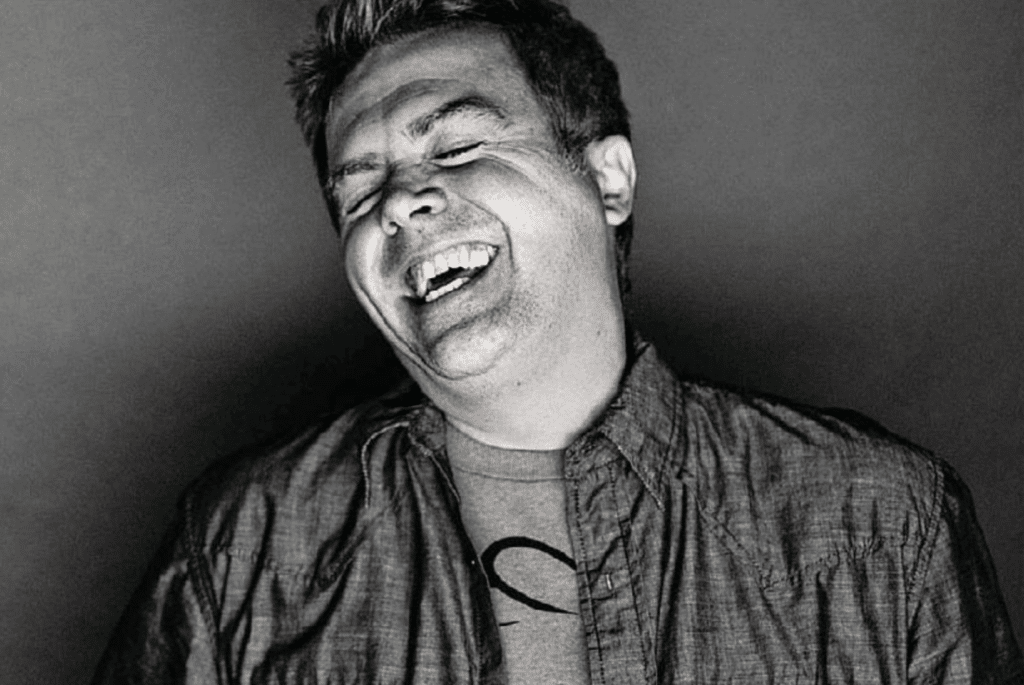 Juanchi Baleirón - Desde el principio, cuando con los Pericos editaron su disco debut El ritual de la banana, en 1987, y se convirtieron en un fenómeno instantáneo con 180 mil copias vendidas (y en la primera noticia del reggae en la Argentina a nivel masivo), el lugar del grupo en la escena siempre fue un poco resbaloso: popular y lateral al mismo tiempo. De hecho, aún siendo clásicos del género, hace apenas dos años quizás no hubieran formado parte del recorte de esta producción especial. El lo dice así: "Estamos en otro lado, en la parte fiestera, la que rompe el molde y no mide los dreadlocks". juanchi