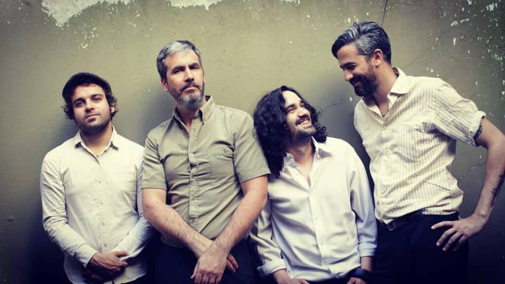 Las Armas Bs. As.: "No sentimos que el arte ni el amor tengan que estar tan resueltos" - Ramiro García Morete es el guitarrista y cantante de la banda de rock bonaerense Las Armas Bs. As., que el 3 de abril publicó su tercer disco, "Incógnito", una mezcla de su ya conocida tradición riffera con sutiles influencias de pop, electrónica y hip hop que, dice, "resalta su lado más crooner". La obra cierra un recorrido que inició en rutas sobre llanuras en "Vol.I" y una ruptura, siguió en la ciudad en "El camino no elegido" con lo urbano y lo político, y finalmente cierra en este breve y contundente disco de cinco temas en las fiestas y las habitaciones oscuras, donde todo está velado en misterio y enfocado en los vínculos más íntimos. Las Armas Bs. As.