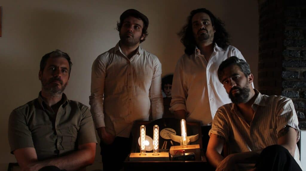 Las Armas Bs. As.: "No sentimos que el arte ni el amor tengan que estar tan resueltos" - Ramiro García Morete es el guitarrista y cantante de la banda de rock bonaerense Las Armas Bs. As., que el 3 de abril publicó su tercer disco, "Incógnito", una mezcla de su ya conocida tradición riffera con sutiles influencias de pop, electrónica y hip hop que, dice, "resalta su lado más crooner". La obra cierra un recorrido que inició en rutas sobre llanuras en "Vol.I" y una ruptura, siguió en la ciudad en "El camino no elegido" con lo urbano y lo político, y finalmente cierra en este breve y contundente disco de cinco temas en las fiestas y las habitaciones oscuras, donde todo está velado en misterio y enfocado en los vínculos más íntimos. Las Armas Bs. As.