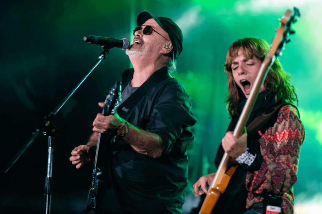 Cosquín Rock 2020: Día 2 - La segunda jornada del festival se movió principalmente entre el rock, el pop, el blues, el trap y el hip hip. Crónica de Lucas Seoane y fotos de Catriel Remedi. las pelotas