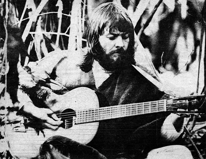 León canta y cuenta - Tres semanas atrás, ante la inminente aparición de su primer álbum, Pelo le pidió a León Gieco que escribiera realmente lo que quisiera sobre ese acontecimiento, verdaderamente importante para él y que además relatara los pormenores de esta vital etapa en su carrera, cuando comienza a ser conocido.Lo que sigue es fielmente la copia mañuscrita que dejó en la redacción de la revista accediendo al pedido. El prefirió ordenar todo por rubros y así aparece: León Gieco