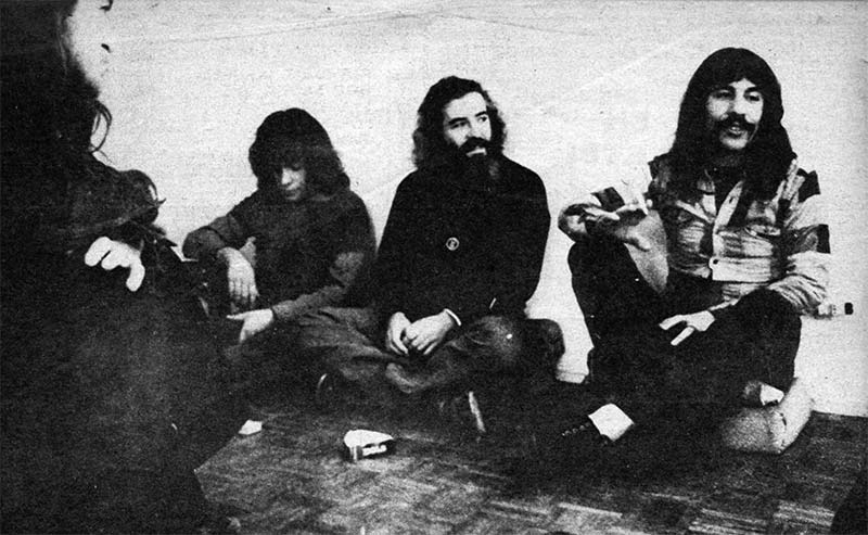 Los silencios del paraíso - La Banda del Paraíso hace música. Pero tienen un concepto distinto del usual de lo que es una banda, lo que es el Paraíso y de la música que quieren hacer. La Banda del Paraíso