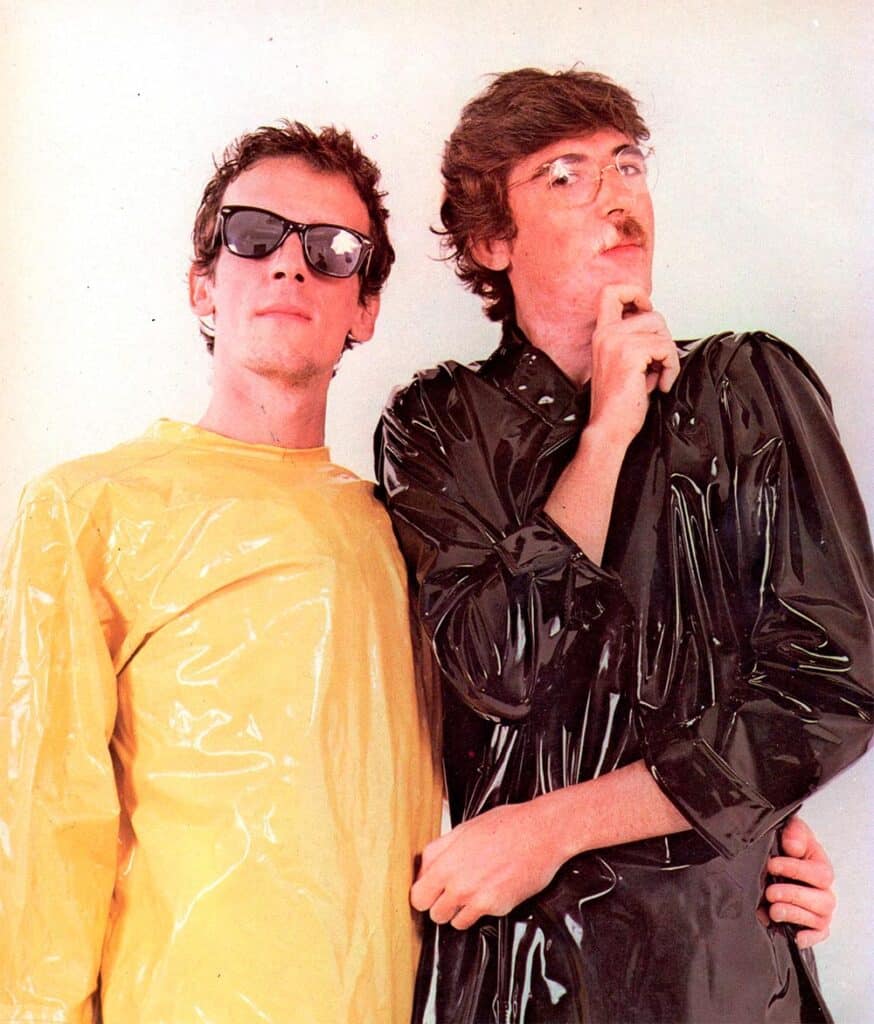 Remar en la arena - Por trayectoria, experiencia y calidad, Charly García y Luis Alberto Spinetta integran desde hace años la primerísima plana del rock argentino. Ambos han editado hace poco tiempo sendos discos claves para sus respectivas carreras y para la música nacional en general, y ahora están preparando los conciertos presentación de ese material sin alterarse demasiado por la crisis económica ni la situación general del país. Y es lógico que así sea. Los dos saben que tienen la fuerza y la calidad necesarias para hacer frente al, mal tiempo y seguir tirando para adelante sin ningún tipo de claudicaciones ni concesiones. Ellos pueden estar remando en la arena, pero con la tranquilidad de saber que en su interior llevan el verdadero mar. Rescate de una entrevista publicada en la nota de tapa de la Revista Pelo Nº239, mayo 1985 Spinetta y García