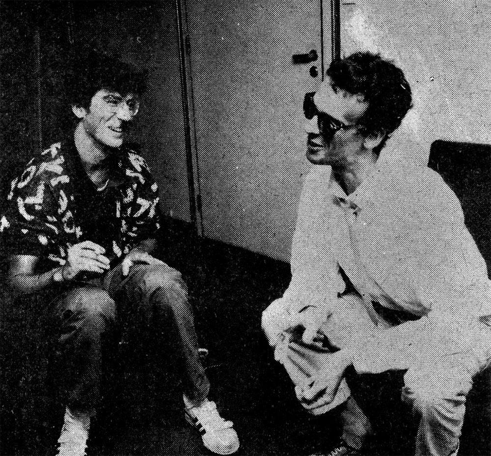 Remar en la arena - Por trayectoria, experiencia y calidad, Charly García y Luis Alberto Spinetta integran desde hace años la primerísima plana del rock argentino. Ambos han editado hace poco tiempo sendos discos claves para sus respectivas carreras y para la música nacional en general, y ahora están preparando los conciertos presentación de ese material sin alterarse demasiado por la crisis económica ni la situación general del país. Y es lógico que así sea. Los dos saben que tienen la fuerza y la calidad necesarias para hacer frente al, mal tiempo y seguir tirando para adelante sin ningún tipo de claudicaciones ni concesiones. Ellos pueden estar remando en la arena, pero con la tranquilidad de saber que en su interior llevan el verdadero mar. Rescate de una entrevista publicada en la nota de tapa de la Revista Pelo Nº239, mayo 1985 Spinetta y García