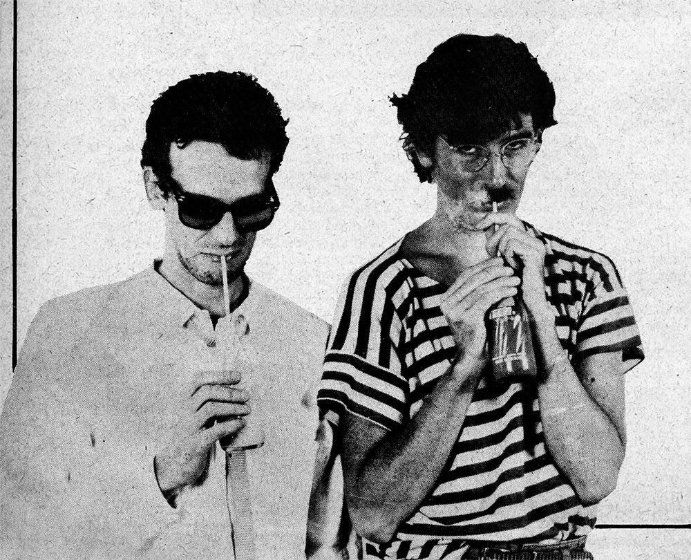 Remar en la arena - Por trayectoria, experiencia y calidad, Charly García y Luis Alberto Spinetta integran desde hace años la primerísima plana del rock argentino. Ambos han editado hace poco tiempo sendos discos claves para sus respectivas carreras y para la música nacional en general, y ahora están preparando los conciertos presentación de ese material sin alterarse demasiado por la crisis económica ni la situación general del país. Y es lógico que así sea. Los dos saben que tienen la fuerza y la calidad necesarias para hacer frente al, mal tiempo y seguir tirando para adelante sin ningún tipo de claudicaciones ni concesiones. Ellos pueden estar remando en la arena, pero con la tranquilidad de saber que en su interior llevan el verdadero mar. Rescate de una entrevista publicada en la nota de tapa de la Revista Pelo Nº239, mayo 1985 Spinetta y García
