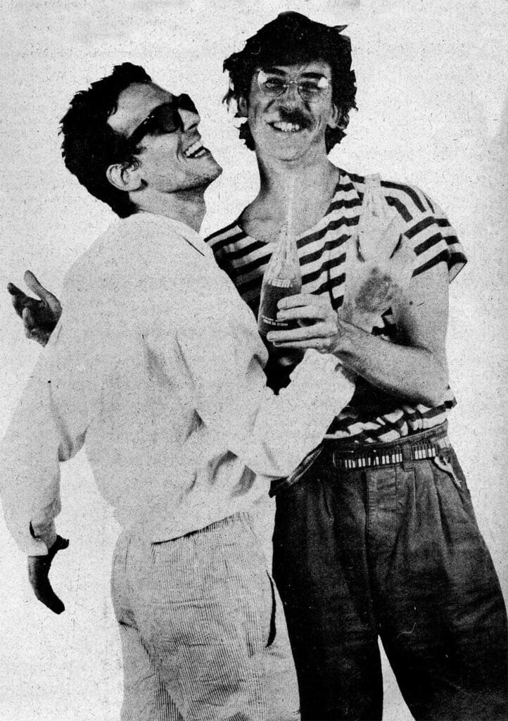 Remar en la arena - Por trayectoria, experiencia y calidad, Charly García y Luis Alberto Spinetta integran desde hace años la primerísima plana del rock argentino. Ambos han editado hace poco tiempo sendos discos claves para sus respectivas carreras y para la música nacional en general, y ahora están preparando los conciertos presentación de ese material sin alterarse demasiado por la crisis económica ni la situación general del país. Y es lógico que así sea. Los dos saben que tienen la fuerza y la calidad necesarias para hacer frente al, mal tiempo y seguir tirando para adelante sin ningún tipo de claudicaciones ni concesiones. Ellos pueden estar remando en la arena, pero con la tranquilidad de saber que en su interior llevan el verdadero mar. Rescate de una entrevista publicada en la nota de tapa de la Revista Pelo Nº239, mayo 1985 Spinetta y García