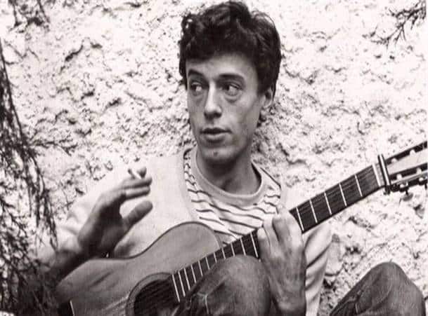 Treinta minutos de vida - Treinta minutos de vida es todo un título, ni siquiera se lo puso su autor, Moris, sino un amigo, pero no importa, no viene al caso. Ese disco, "Treinta minutos de vida", y los ocho temas que componen el disco son una página insoslayable de la música argentina. moris 1