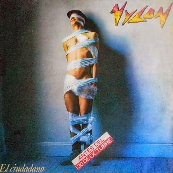 "El ciudadano", Nylon - Formada hace casi dos años, Nylon es una banda atípica dentro del panorama musical argentino. Aunque en el plano estrictamente musical no se los puede tildar como "originales" (suenan como una mezcla de los Clash con Blondie), los miembros de Nylon saben bien lo que quieren y cómo lograrlo. Si bien el grupo necesita aún numerosos ajustes, "El ciudadano" es un disco que sorprende desde la cubierta misma. Los temas son muy agudos, contestatarios (es una lástima que el sobre interior no incluya las "filosas" letras) y de una insistencii casi corrosiva. Diana Nylon es una buena vocalista aunque por momentos abusa de las modulaciones "a lo Debbie Harry". En los coros cuenta con el efectivo apoyo de Stephanie y Fabiana Cantilo; la banda suena correctamente, reforzada en parte por Daniel Melingos (saxo), Andrés Calamaro y Daniel Melero (teclados). El tema más destacable del álbum es "Gracias general" aunque la introducción suena exactamante como "Revólver de amor", el viejo clásico de Kiss. "El ciudadano" es un disco prometedor, especialmente en lo que hace a la propuesta musical de esta banda que merece ser tenida en cuenta. nylon