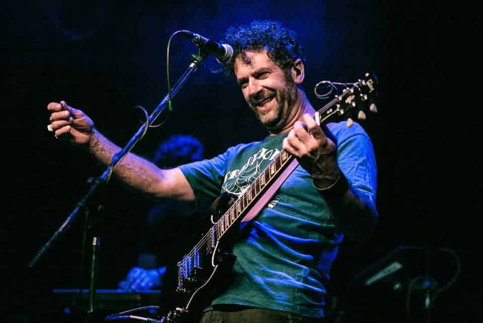 Palo Pandolfo: "Soy un medium de la canción" - Poeta, compositor, místico. Nada alcanza para definir a Roberto Palo Pandolfo. Su energía imparable lo transforma todo el tiempo en algo nuevo. En esta entrevista habla de su lado espiritual, sus canciones, bandas y amigos de siempre. Un Guerrero de la Luz en cambio permanente. Palo Pandolfo
