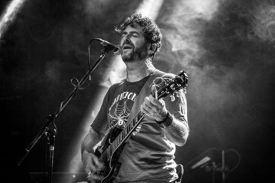 Palo Pandolfo: "Soy un medium de la canción" - Poeta, compositor, místico. Nada alcanza para definir a Roberto Palo Pandolfo. Su energía imparable lo transforma todo el tiempo en algo nuevo. En esta entrevista habla de su lado espiritual, sus canciones, bandas y amigos de siempre. Un Guerrero de la Luz en cambio permanente. Palo Pandolfo