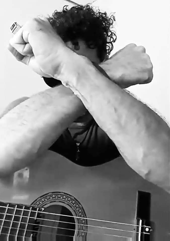 Palo Pandolfo: "Soy un medium de la canción" - Poeta, compositor, místico. Nada alcanza para definir a Roberto Palo Pandolfo. Su energía imparable lo transforma todo el tiempo en algo nuevo. En esta entrevista habla de su lado espiritual, sus canciones, bandas y amigos de siempre. Un Guerrero de la Luz en cambio permanente. Palo Pandolfo