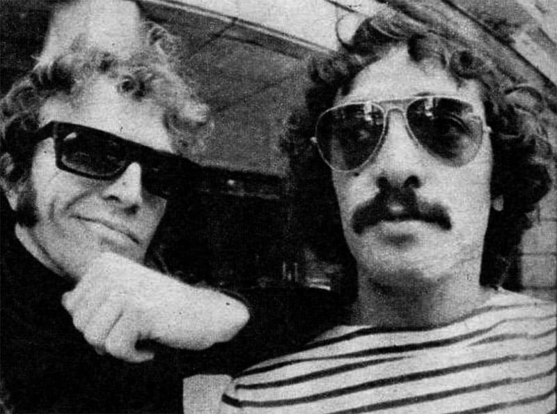 Catalina electrocutada - Voces, frenadas de de coches y gritos de chicos son el fondo más urbano posible para ambientar la charla entre dos amigos de siempre: Miguel Cantilo y Jorge Durietz. O Pedro y Pablo, para los que tienen memoria. Y el lugar es ideal: un café de San Telmo, de esos que. uno piensa que sólo existen en los tangos, por sus mesas gastadas y su soledad bohemia. pedro y pablo