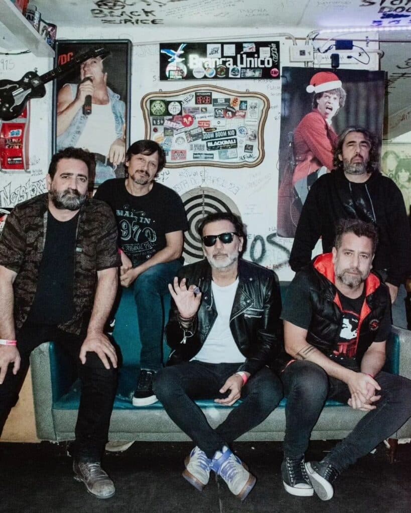 Los Pérez García - Los Perez García se formaron en 1994 en Aldo Bonzi, en el oeste del conurbano bonaerense. Provenientes de distintas vertientes musicales, "Buenas noches", el disco debut, entremezcla el rock con el reggae. Los Pérez García, 2023 Foto: Facebook de la banda