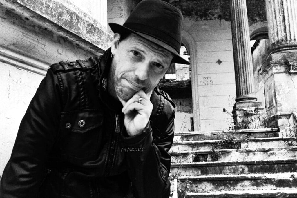 Pil Chalar: rock en tiempos de cuarentena - En medio del confinamiento por la pandemia del Coronavirus, Pilsen estrenó su nuevo álbum titulado "Carnes, tierras y sangre". El disco cuenta con doce canciones nuevas, el bonus apertura como Intro y el clásico "Nonsanto", con la colaboración de León Gieco. Su cantante, Pil Chalar, nos compartió un poco más acerca del disco. pil