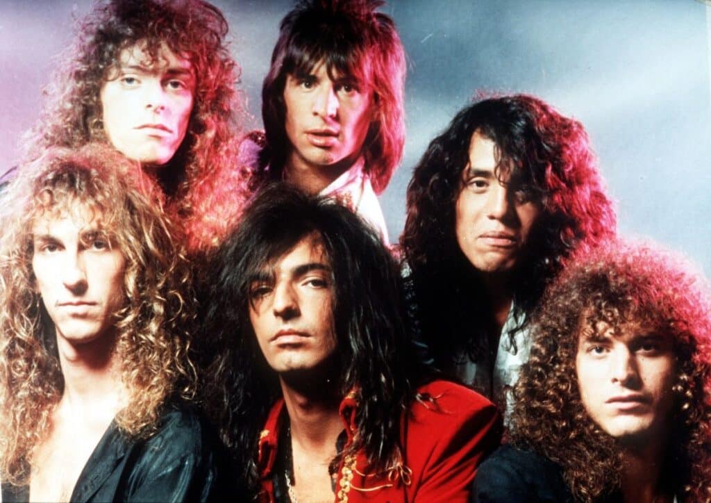 Rata Blanca - Rata Blanca es una destacada agrupación surgida en 1985 en el área del Bajo Flores, al sur de Buenos Aires. Es conocida por su estilo enérgico y potente, fusionando elementos del hard rock y el heavy metal. Su trayectoria ha dejado una huella significativa en el panorama del rock argentino. Rata Blanca. Foto: Facebook de la banda